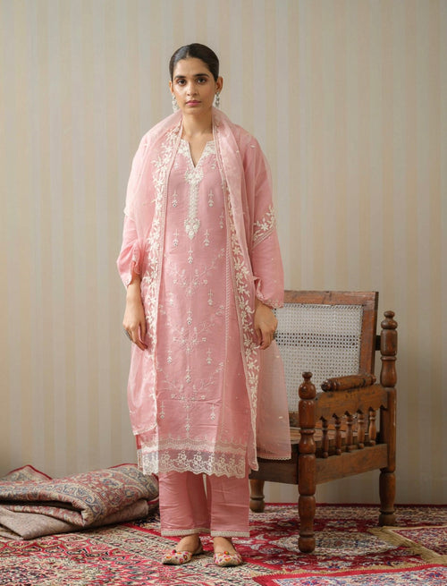 Baby Pink Embroidered Silk Blend Kurta Set With Organza Dupatta